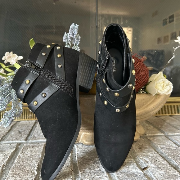 Express  ankle boots size 8. Color black. - Picture 3 of 4